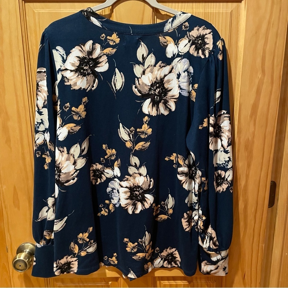 Maurice’s 24/7 women’s top size XL used in good condition blue floral accents - Picture 2 of 7